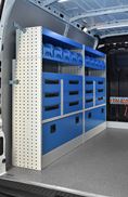 2_Kovinski predali in plastični zaboji v vozilu  Renault Master